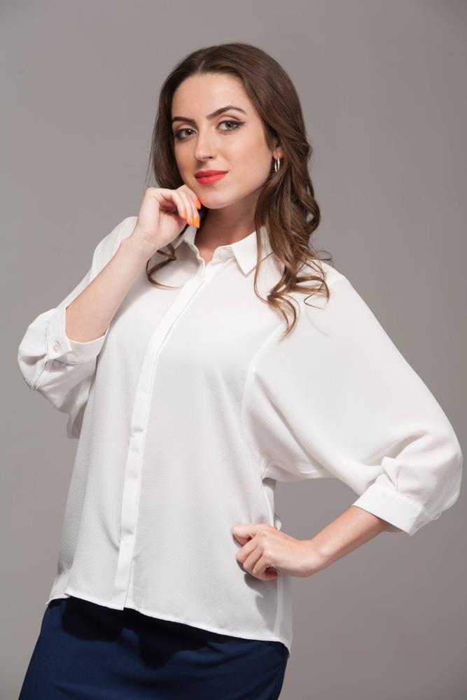 Біла вільна блуза